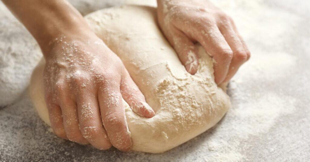 Dégazer une pâte : le geste qui change tout (sans ruiner la levée) 5 dégazer une pate à pizza