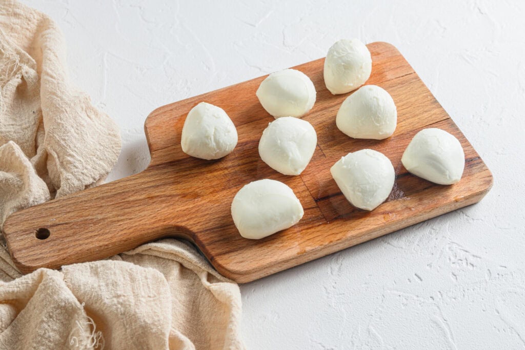 Mozzarella avec une date dépassée de 3 jours : on jette ou on peut encore la consommer ? 5 mozzarella date dépassée de 3 jours